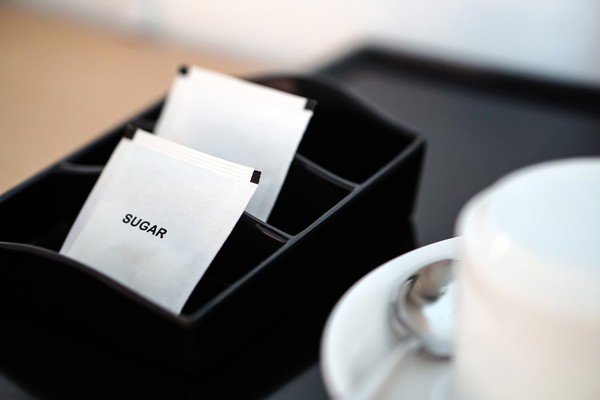 Biasanya, hotel juga meletakan alat minum dan makan untuk tamunya. Tapi, jangan dibawa pulang, ya. (iStock) Biasanya, hotel juga meletakan alat minum dan makan untuk tamunya. Tapi, jangan dibawa pulang, ya. (iStock)