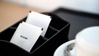 Biasanya, hotel juga meletakan alat minum dan makan untuk tamunya. Tapi, jangan dibawa pulang, ya. (iStock)