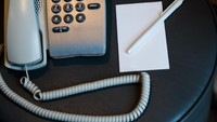 Alat-alat elektronik juga jangan dibawa pulang seperti TV, hair drayer, jam, radio, teko listrik dan telfon. Gunakan saat kamu menginap saja. (iStock)