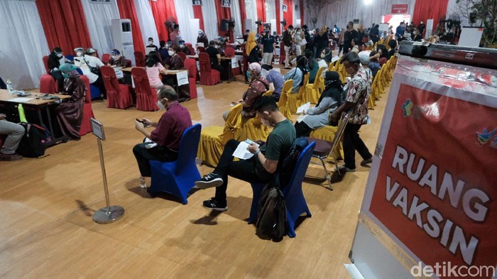DKI Jakarta sudah mulai menyuntikkan vaksin COVID-19 jenis Pfizer, salah satunya bisa dilakukan di BPSDM Kemenkes.  Seperti apa suasananya?