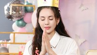 Carman yang ternyata berusia 55 tahun sempat dikira berusia 43 tahun. Dok. Weibo