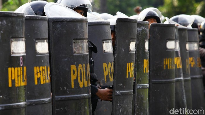 Barikade polisi menggunakan  tameng. dikhy sasrailustrasidetikfoto