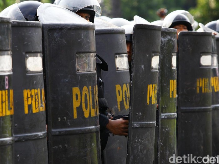 Barikade polisi menggunakan  tameng. dikhy sasrailustrasidetikfoto