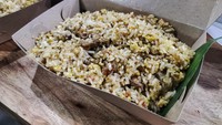 Bang Tigor tidak menempati ruko besar untuk warung nasi gorengnya, ia hanya mengandalkan area depan kios bengkel yang merupakan milik kerabatnya. Area makannya juga tidak luas dan hanya bisa menampung sekitar 10 pengunjung. Foto: detikFood/Devi S. Lestari