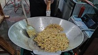 Ada tujuh varian nasi goreng yang ditawarkan Bang Tigor yakni nasi goreng ayam krispi, nasi goreng bakso, nasi goreng sosis, nasi goreng petai dan nasi goreng ati ampela. Semua nasi gorengnya ini dibanderol dengan harga murah meriah mulai Rp 10 ribuan. Foto: detikFood/Devi S. Lestari