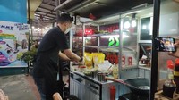 Dengan cekatan, Bang Tigor meramu nasi goreng. Ia menumis bumbu, memasukkan nasi dan berbagai bahan pelengkap seperti telur, bakso dan ati ampela. Foto: detikFood/Devi S. Lestari