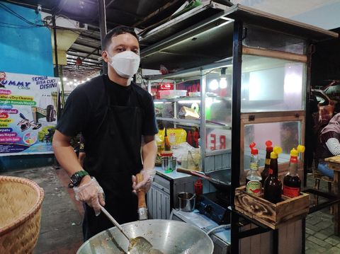 'Dipecat' KPK, Tigor Simanjuntak Kini Sibuk Jualan Nasi Goreng