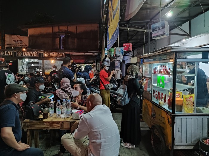 'Dipecat' KPK, Tigor Simanjuntak Kini Sibuk Jualan Nasi Goreng 'Dipecat' KPK, Tigor Simanjuntak Kini Sibuk Jualan Nasi Goreng