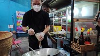 Tigor mengatakan semenjak dipecat dari KPK, ia memutar otak untuk tetap produktif dan berpenghasilan. Sejak jobless, saya harus tetap produktif kan. Ya salah satunya ini bisnis kuliner yang saya pilih, kata bang Tigor saat ditemui DetikFood (12/10). Foto: detikFood/Devi S. Lestari