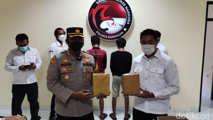 Dua pria Kuningan ditangkap gegara jadi kurir narkoba