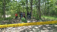 Warga pun kaget saat membuka bungkusan tersebut ternyata berisi mayat wanita itu dalam kondisi bugil dan terikat tali plastik. Mayat wanita itu juga tampak meringkuk diduga karena dimasukkan dalam plastik hitam besar.