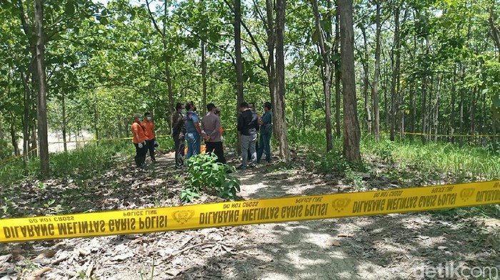 Warga Desa Juwono, Kelurahan Geyer, Kabupaten Grobogan, Jawa Tengah digegerkan penemuan mayat wanita dalam kantung plastik hitam besar.