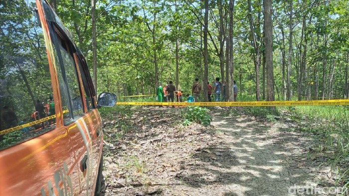 Foto-foto Penemuan Mayat Wanita Terbungkus Plastik di Grobogan Warga Desa Juwono, Kelurahan Geyer, Kabupaten Grobogan, Jawa Tengah digegerkan penemuan mayat wanita dalam kantung plastik hitam besar.