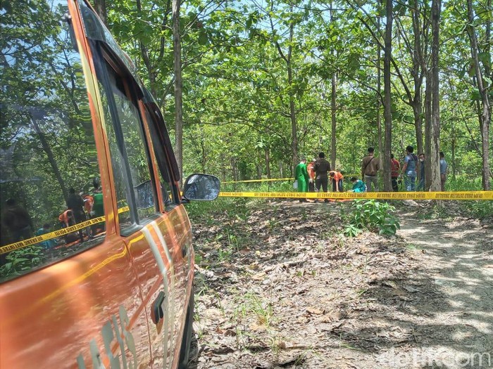 Warga Desa Juwono, Kelurahan Geyer, Kabupaten Grobogan, Jawa Tengah digegerkan penemuan mayat wanita dalam kantung plastik hitam besar.