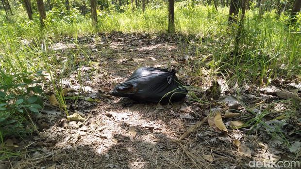 Warga Desa Juwono, Kelurahan Geyer, Kabupaten Grobogan, Jawa Tengah digegerkan penemuan mayat wanita dalam kantung plastik hitam besar.