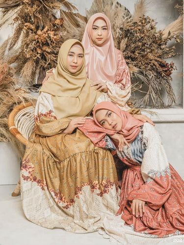 Foto gaya hijab Oki, Ria Ricis dan Shindy.
