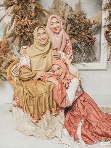 Foto gaya hijab Oki, Ria Ricis dan Shindy. Foto gaya hijab Oki, Ria Ricis dan Shindy.