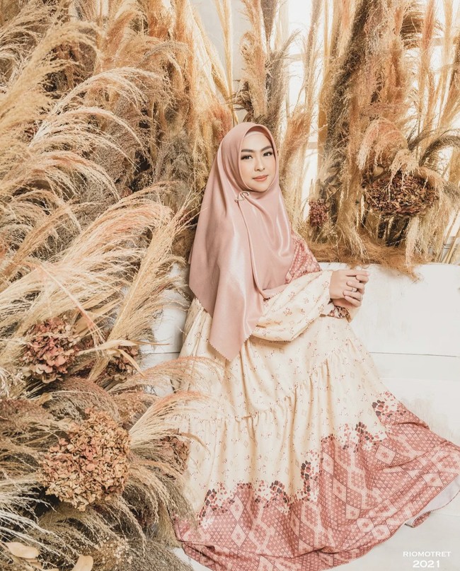 Dalam kegiatan sehari-hari, hijab syari menjadi andalan dr. Shindy. Selain itu ia juga menyukai warna pastel yang feminin dipadu dengan gamis dan dress. Foto: Dok. Instagram @riomotret.