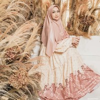 Dalam kegiatan sehari-hari, hijab syari menjadi andalan dr. Shindy. Selain itu ia juga menyukai warna pastel yang feminin dipadu dengan gamis dan dress. Foto: Dok. Instagram @riomotret.