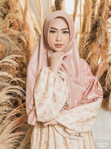 Foto gaya hijab Oki, Ria Ricis dan Shindy. Foto gaya hijab Oki, Ria Ricis dan Shindy.