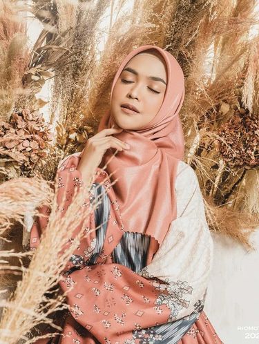 Foto gaya hijab Oki, Ria Ricis dan Shindy. Foto gaya hijab Oki, Ria Ricis dan Shindy.