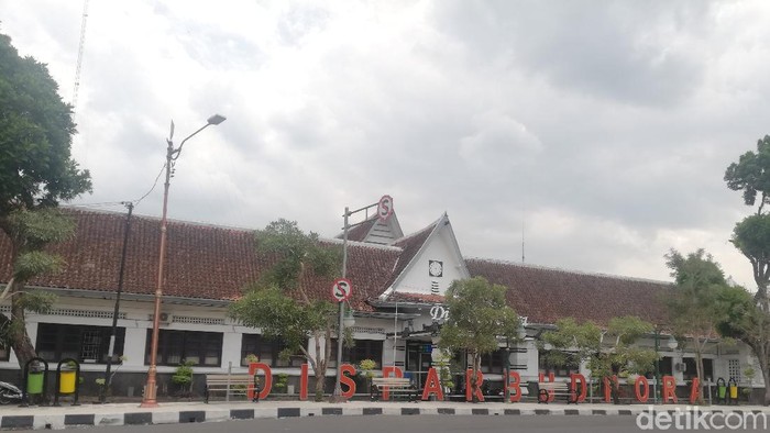 Gedung Disparbudpora berlokasi di Jalan Prabu Geusan Ulun. Gedung ini rencananya akan dipindahkan ke Bekas Gedung Samsat Sumedang yang berlokasi di Jalan Cut Nyak Dien.
