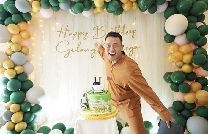 Gilang Dirga Hobi Ngopi di Lapangan Golf sampai Ngemil Cake Gilang Dirga Hobi Ngopi di Lapangan Golf sampai Ngemil Cake