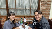Dari Instagramnya sendiri, Gilang memang tampak lebih santai dan sering mengabadikan momen kulinerannya bersama sang istri atau para kerabatnya. Foto: Instagram @gilangdirga