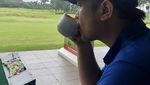 Gilang Dirga Hobi Ngopi di Lapangan Golf sampai Ngemil Cake