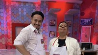 Berlagak seperti seorang Chef, Gilang pasang pose kocak setelah ikut acara masak-masak. Ada aneka hidangan pasta, sup sampai minuman manis. Foto: Instagram @gilangdirga