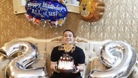 Saat merayakan ulang tahun yang ke-29, Gilang mendapatkan banyak kejutan manis berupa cake cokelat dan sebagainya. Foto: Instagram @gilangdirga