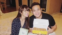 Bersama sang istri, Gilang pasang pose romantis saat tengah ngemil cake dan makanan manis bersama. Foto: Instagram @gilangdirga