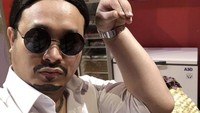 Terakhir ini pose kocak Gilang, saat menirkukan aksi tabur garam ala chef Salt Bae yang terkenal.  Foto: Instagram @gilangdirga