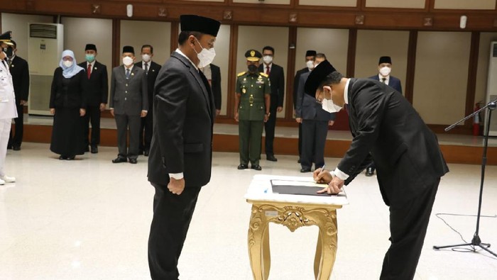 Gubernur DKI Jakarta Anies Baswedan melantik 7 pejabat tinggi pratama atau eselon 2 di lingkungan Pemprov DKI.