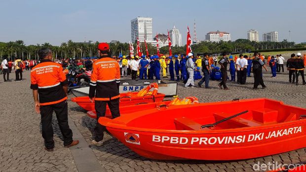 Gubernur DKI Jakarta Anies Baswedan memimpin apel kesiapsiagaan menghadapi musim hujan.
