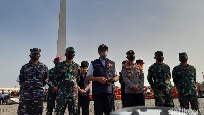 Gubernur DKI Jakarta Anies Baswedan memimpin apel kesiapsiagaan menghadapi musim hujan.