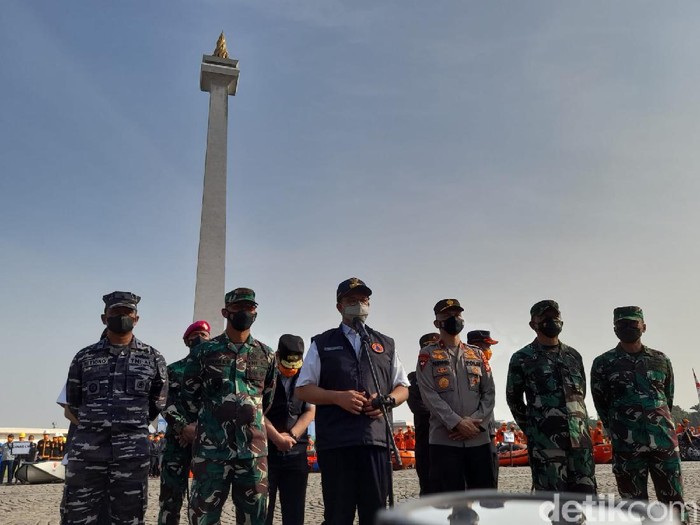 Gubernur DKI Jakarta Anies Baswedan memimpin apel kesiapsiagaan menghadapi musim hujan.