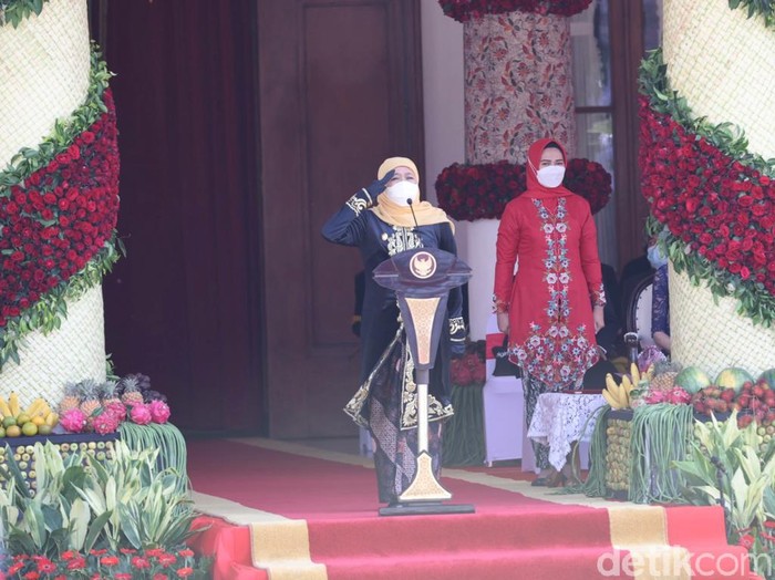 Peringatan Hari Ulang Tahun Pemerintah Provinsi Jawa Timur ke-76 digelar spesial. Karena hari ini, sejumlah undangan menggunakan pakaian adat khas Jawa Timur.