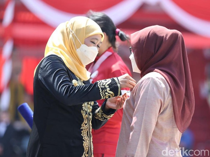 Peringatan Hari Ulang Tahun Pemerintah Provinsi Jawa Timur ke-76 digelar spesial. Karena hari ini, sejumlah undangan menggunakan pakaian adat khas Jawa Timur.