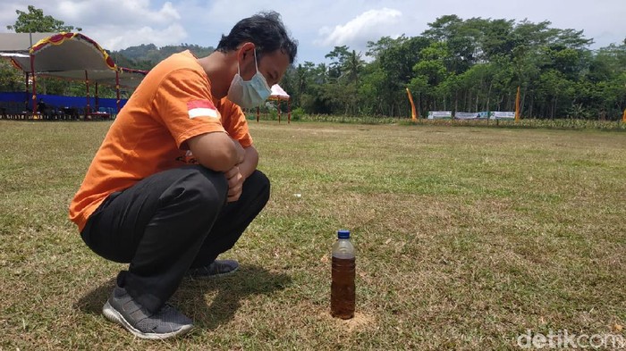 Hari tanpa bayangan juga terjadi di Pacitan. Momen ini menarik perhatian warga seperti yang terlihat di Lapangan Gembong, Kecamatan Arjosari.
