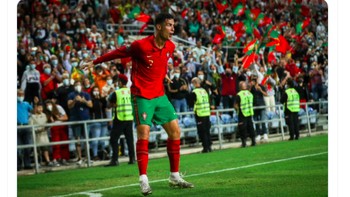 Dengan hattrick semalam, Ronaldo telah 10 kali hattrick bagi timnas Portugal. Foto: Twitter