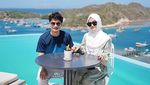 Tatapan Mesra Alvin Faiz dan Henny Rahman saat Honeymoon Labuan Bajo