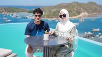 Alvin Faiz dan Henny Rahman berpose dengan latar pemandangan indah. Foto: Instagram Henny Rahman