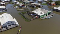 Desa bernama Nueva Venecia atau New Venice ini mengingatkan kehidupan di kota Venice, Italia.  