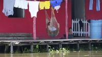 Tidak ada jalan untuk kendaraan beroda disana.  