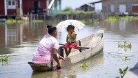 Warga menggantungkan sepenuhnya dengan transportasi perahu mesin atau perahu dayung.   