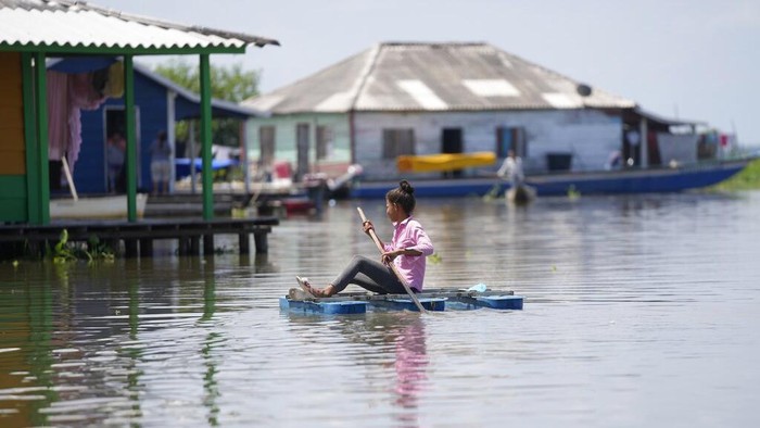 Hiruk-pikuk Desa Apung di Rawa Terbesar Kolombia An aerial view of Nueva Venecia, on the Cienaga Grande de Santa Marta, Colombia, Tuesday, Oct. 12, 2021. About 400 families live in stilt houses in the Cienaga Grande, which is the largest of the swampy marshes located in Colombia between the Magdalena River and the Sierra Nevada de Santa Marta mountains. (AP Photo/Fernando Vergara)