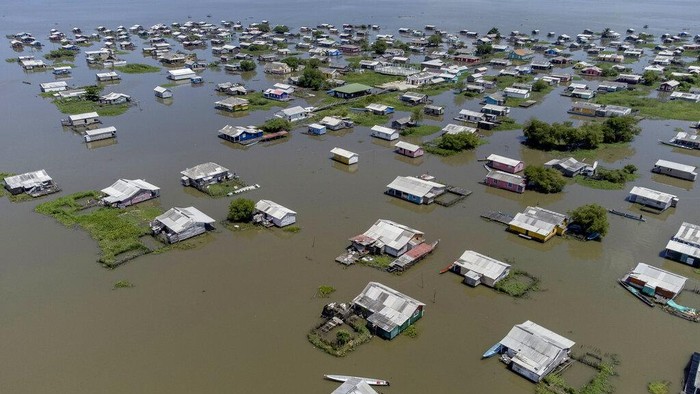 Hiruk-pikuk Desa Apung di Rawa Terbesar Kolombia An aerial view of Nueva Venecia, on the Cienaga Grande de Santa Marta, Colombia, Tuesday, Oct. 12, 2021. About 400 families live in stilt houses in the Cienaga Grande, which is the largest of the swampy marshes located in Colombia between the Magdalena River and the Sierra Nevada de Santa Marta mountains. (AP Photo/Fernando Vergara)