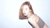Tampak HyunA memamerkan tato pada pundaknya. Foto: (dok. Instagram @hyunah_aa)