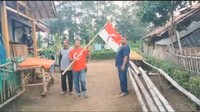 Sebagaimana dilihat detikcom, Rabu (13/10/2021) sore, dalam video berdurasi 2 menit 23 detik, terlihat tiga orang pria berjalan beriringan. Seorang di antaranya, menggunakan kaus merah, mengibarkan bendera bergambar bulan dan bintang yang diklaim sebagai bendera NII. Bendera itu diikatkan pada bambu.